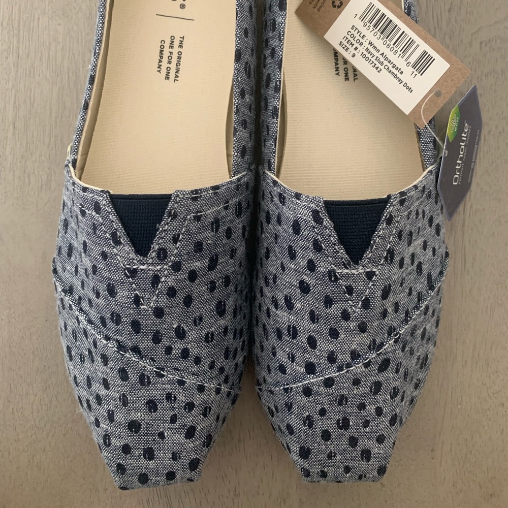 TOMS NWT Alpargata slip on/flats size W9
